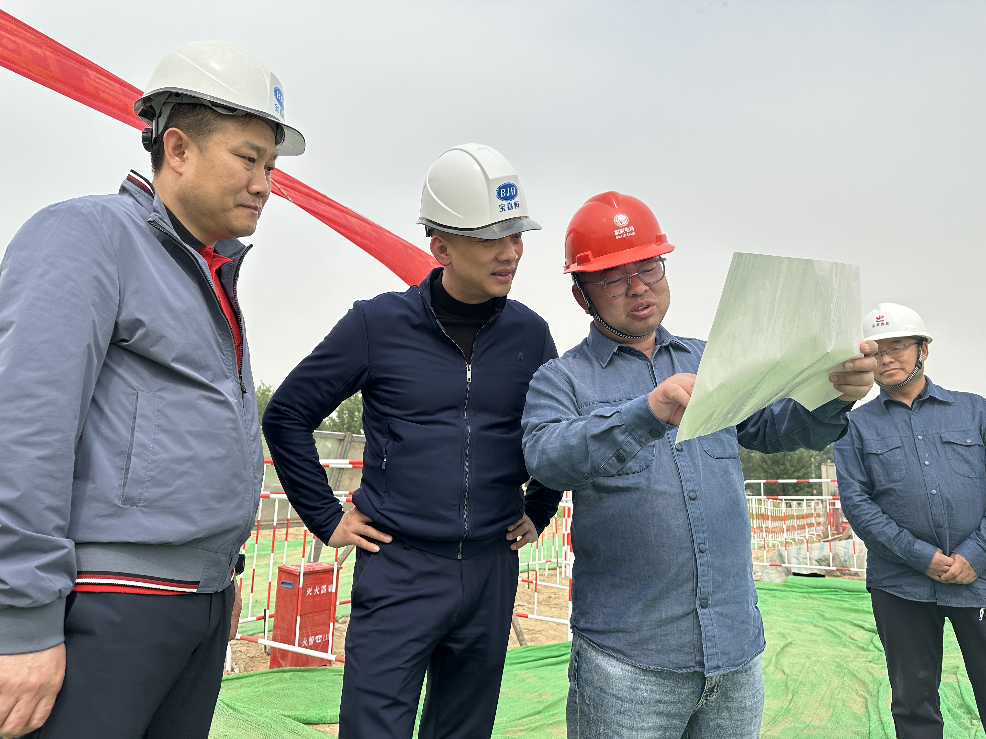 敖治效同志工作照-调研幺家店项目 左二