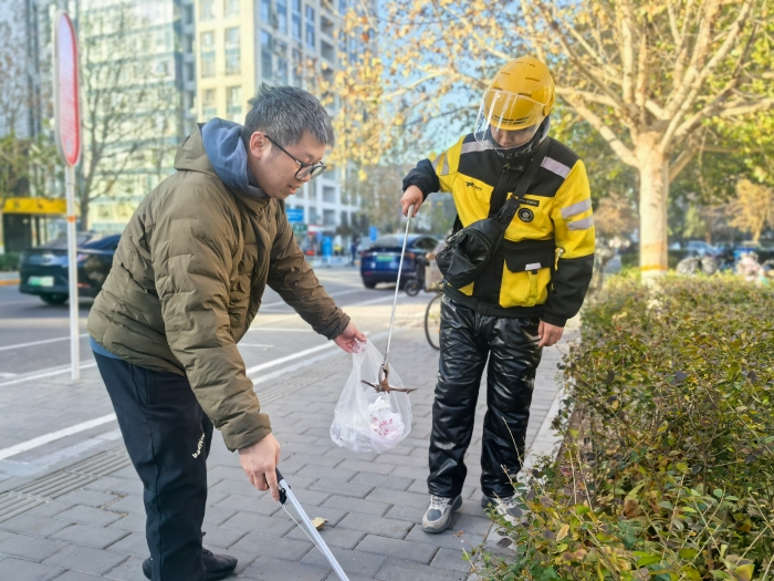 与新就业群体进行环境大扫除