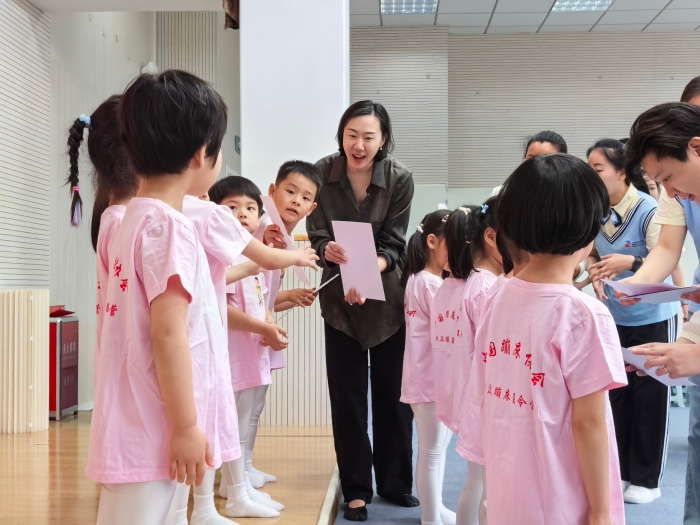 邱洁颖同志为通级的体操幼儿颁发证书