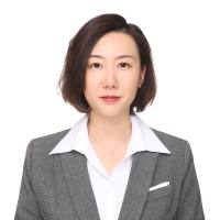 邱洁颖白底大头照