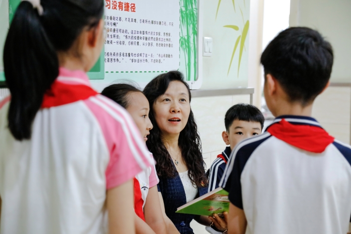 张冬云校长参加2与孩子们交流