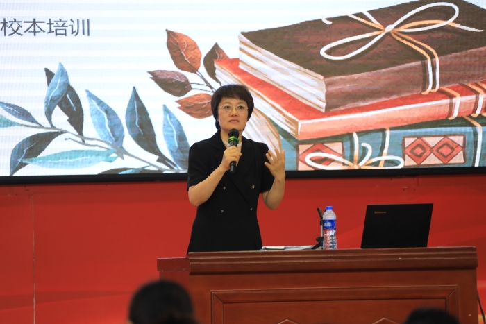 张丽荣 2025年1月面向全体教师做校本培训