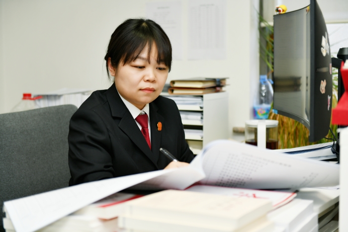 3.陈静竺同志正在核对重要稿件