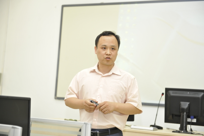 1.贾志勇老师主持会议