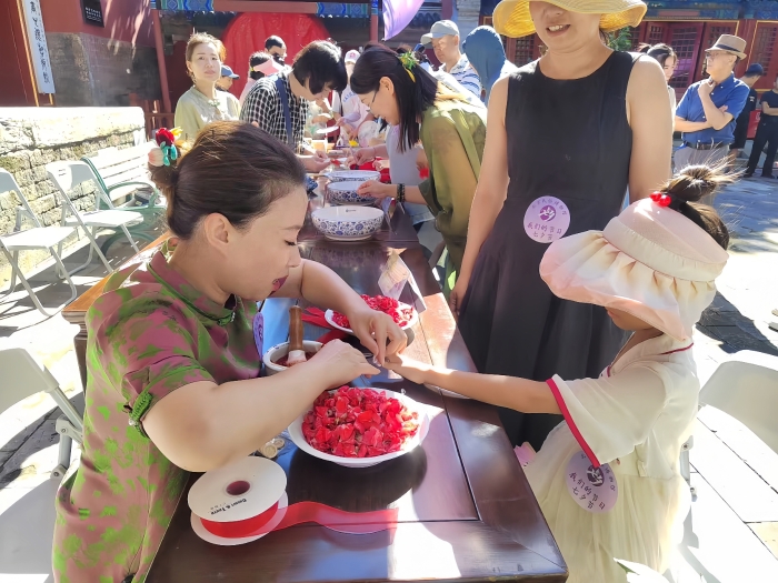 2024年七夕节，贾娟同志在北京民俗博物馆“我们的节日”七夕节活动现场，为小观众染指甲