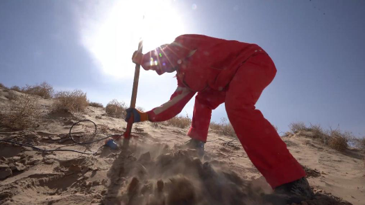 两会新华社快讯：政府工作报告提出，落实职工带薪错峰休假制度