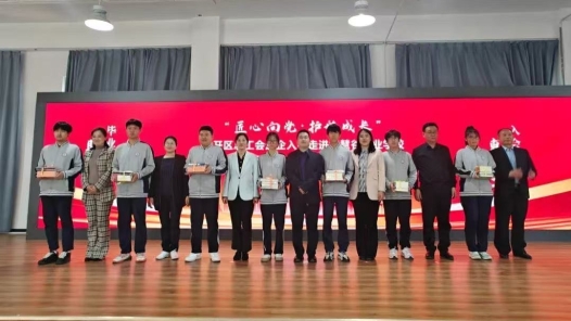 山东威海经开区总工会举办“匠心向党·护航成长”进企入会活动