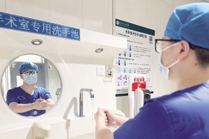 一名“00后”男护士的首个护士节