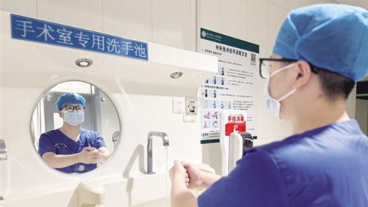 一名“00后”男护士的首个护士节