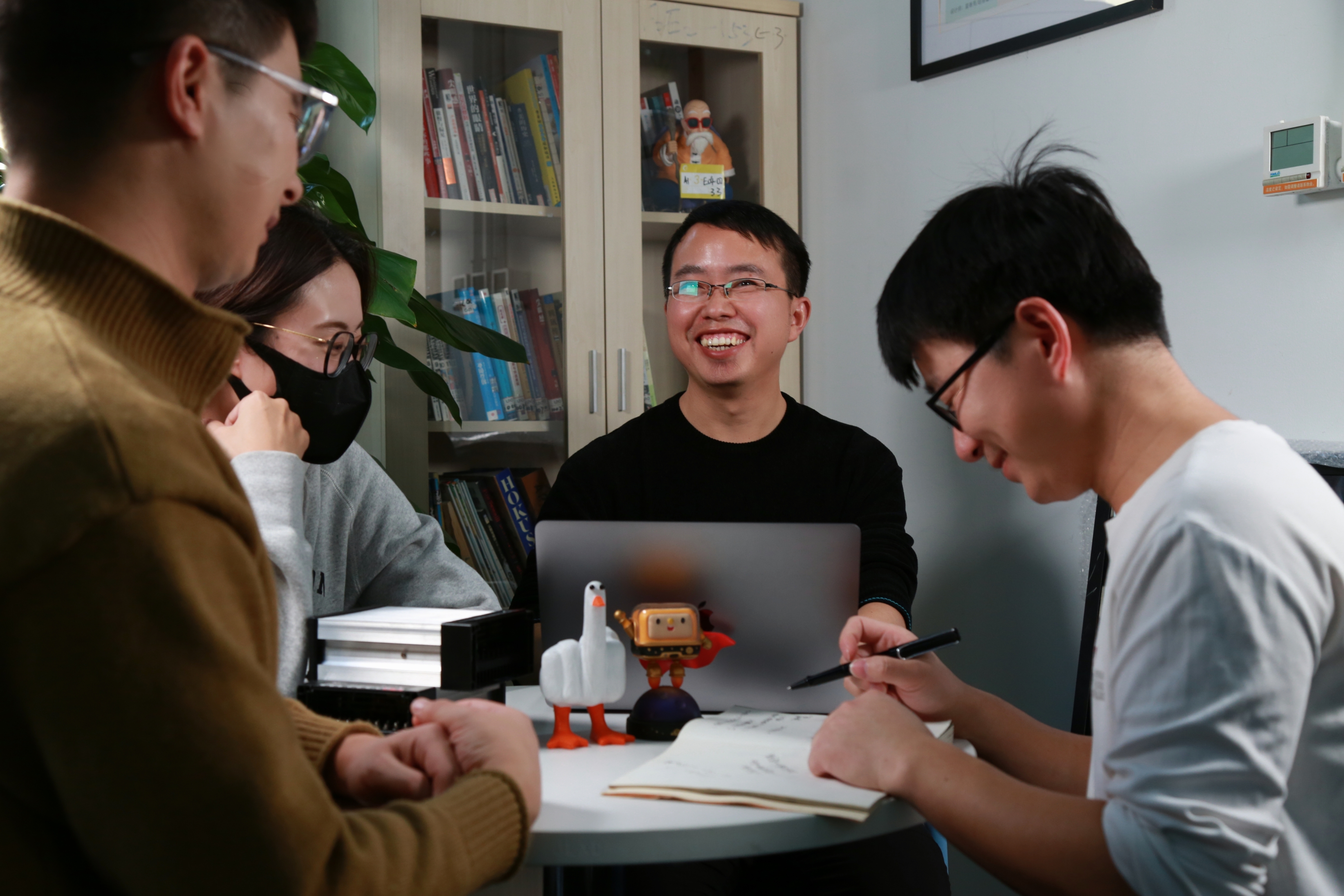 彭飞-附件照片1：工作室成员讨论技术方案