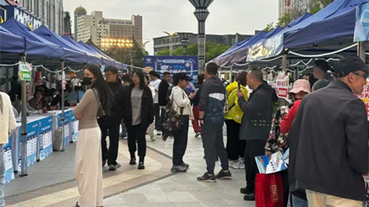 呼和浩特市夜市专场招聘会举办