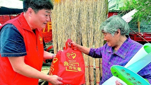 2024年四川省“最美职工”鲁鹏：用爱点亮一座城