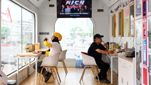 云南镇康县首个“骑手驿站”建成并投入使用