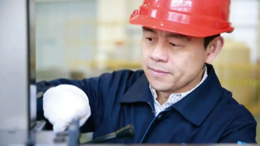 全国技术能手、大国工匠培育对象何少华成为嘉兴首位全国道德模范！他的故事值得一看！