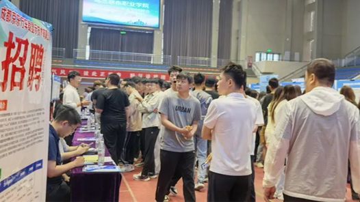 乌兰察布市总工会联合多部门举办“工会帮就业”系列招聘活动