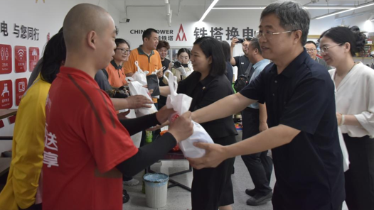 河北邯郸市总工会开展“送清凉”慰问活动