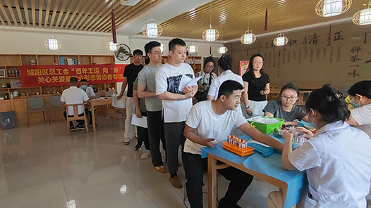 山东省青岛市城阳区：工会体检车为“骑手”送健康