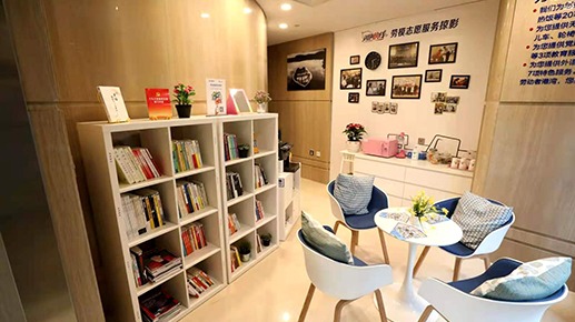 四川达州达川区：工会驿站为户外工作者撑起一片阴凉