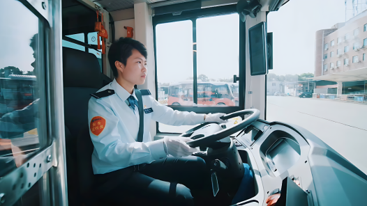 奋“凰”于飞：公交一线的“新海霞”