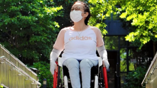 到联合国领奖的轮椅女孩