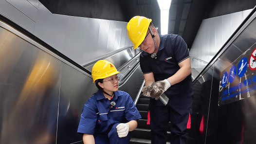 探秘地铁扶梯底部的“神秘空间”