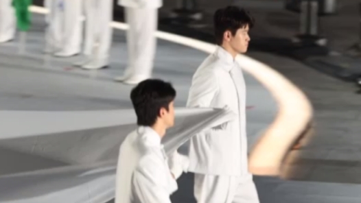 星光熠熠！潘展乐、汪顺执旗亮相成都世运会开幕式