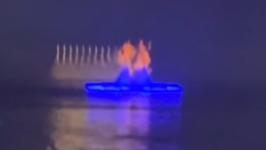 世运会史上第一支主火炬在水中点燃！“生命之树”烟花闪耀夜空