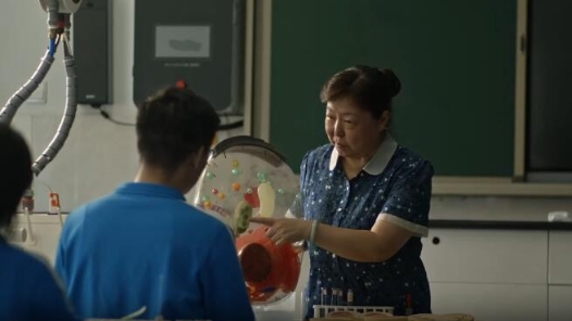 33年诲人不倦，她是“爱生如子”的“霍妈妈”