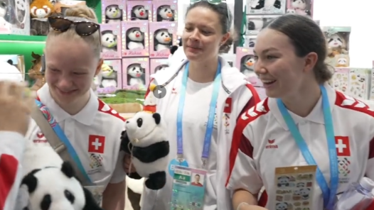 外国运动员在熊猫基地买买买 为成都打call