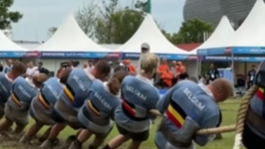 草地上的力量拉锯战！世运会室外拔河比赛精彩纷呈！