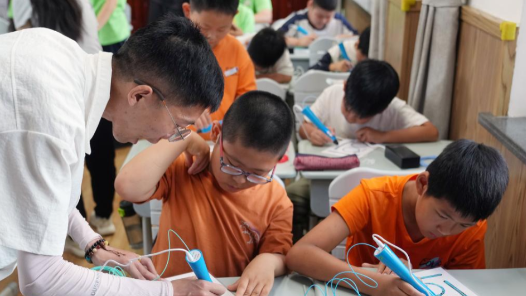 夏令营里，英雄子女不孤单