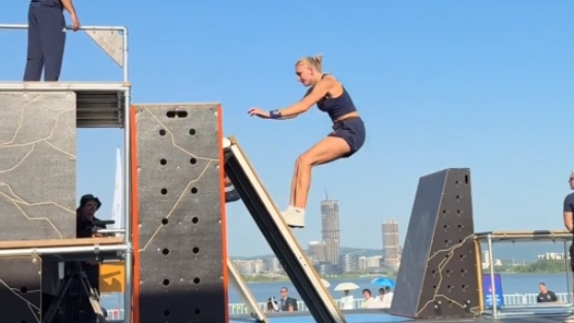 惺惺相惜！跑酷“姐妹花”再续领奖台之约