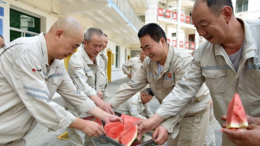 甘肃省石化工会：一线“送清凉”，聚力促发展