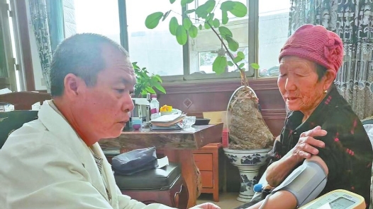 做乡亲们的“健康守门人”