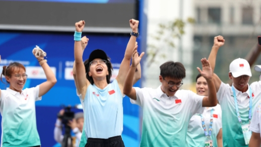 世运会地掷球赛场上的师生情谊