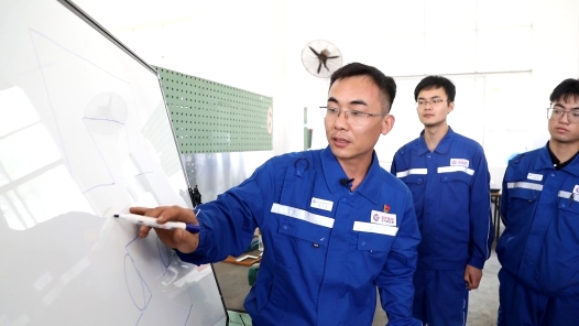 劳模故事·全国劳动模范丨侯中文：17年扎根机修一线 用匠心护航装置运行