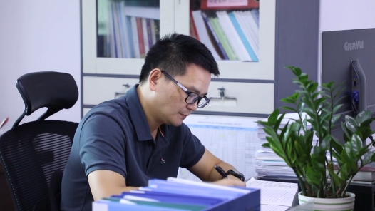 劳模故事·全国先进工作者丨胡亚强：以创新机制打破药价虚高困局 做百姓用药“守价人”