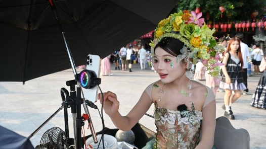 活力中国调研行丨福建蟳埔村：簪花如潮涌 古村焕新生