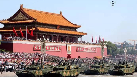 新华社快讯：这次阅兵是全面推进中国式现代化进入新征程的首次阅兵，是人民军队奋进建军百年的崭新亮相