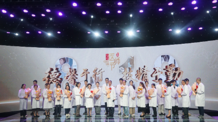 42℃高温下的逆行、用体温焐热的听诊器，医师节里的这些小故事藏着仁心大爱