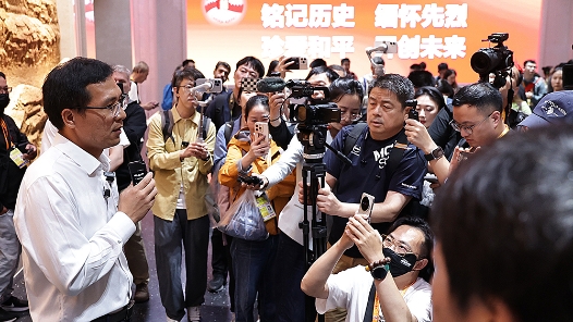 中外记者参观采访中国人民抗日战争纪念馆