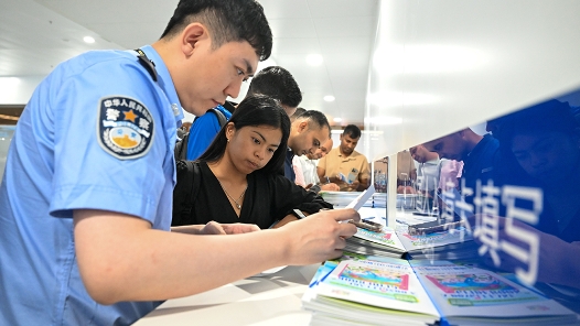 李强在政府工作报告中提出，进一步扩大高水平对外开放