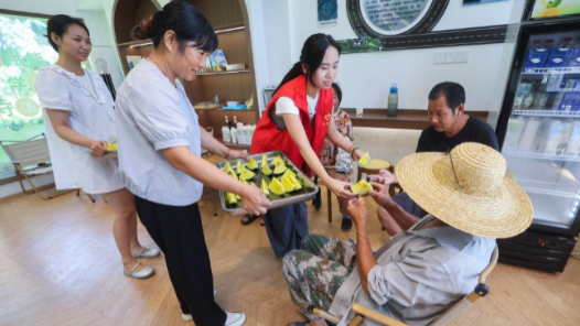 从“移动冰柜”到多维服务 上海工会织密清凉网助户外劳动者安然度夏