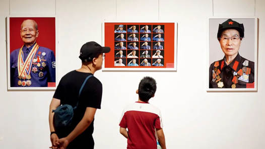 这场肖像展上，他们眼角湿润……