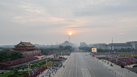 新华社快讯：中国共产党党旗、中华人民共和国国旗、中国人民解放军军旗在受阅部队最前方，习近平乘车行进至党旗、国旗、军旗前，向旗帜行注目礼