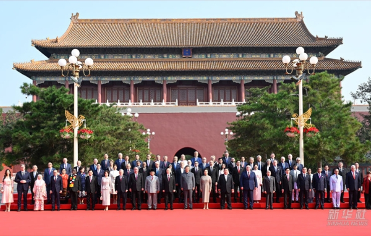 习近平和彭丽媛迎接外方代表团团长及其配偶