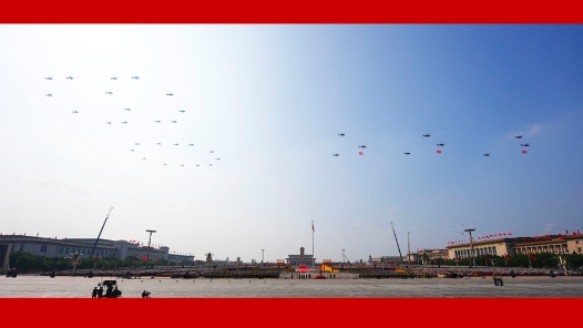 胜利日大阅兵丨80！空中护旗梯队飞过，分列式开始