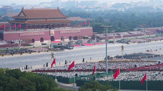 新华社快讯：8万羽和平鸽展翅高飞，8万只气球腾空而起。习近平等向各界群众挥手致意。纪念大会在《歌唱祖国》的激昂乐曲中圆满结束