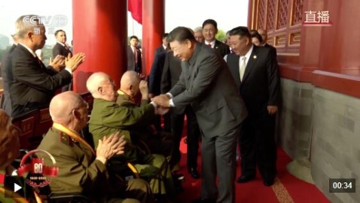 致敬英雄！习近平与天安门城楼观礼席的抗战老兵亲切握手