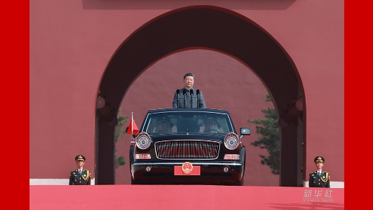 新华图讯｜习近平乘检阅车经过金水桥驶上长安街